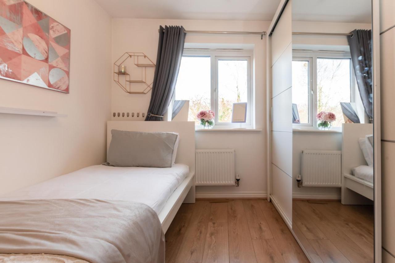Cheerful 3 Bedroom House - Sleeps 7 Alwalton Exterior photo